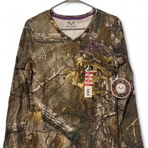 Women’s Realtree Brown and Green Camouflage V-Neck Shirt